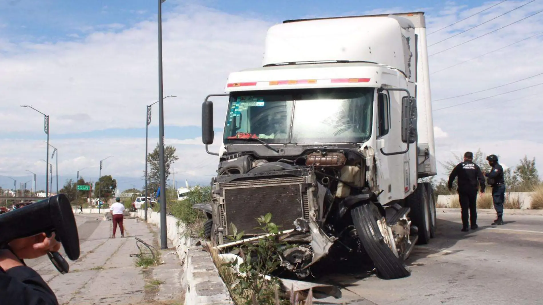 policía municipal termina herido en persecución de trailer